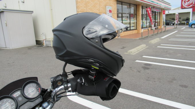 横から見ると後頭部がエグい造形をしていますね