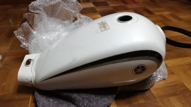 YBR125 スクランブラー化計画③ Fiモデルのタンク交換に挑戦する