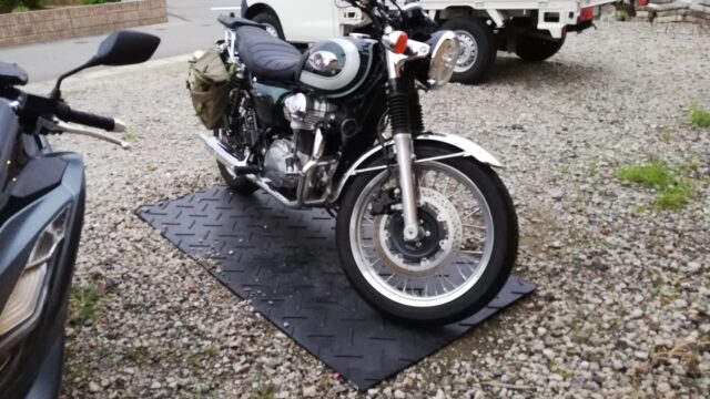 樹脂敷板の上に駐輪したバイク