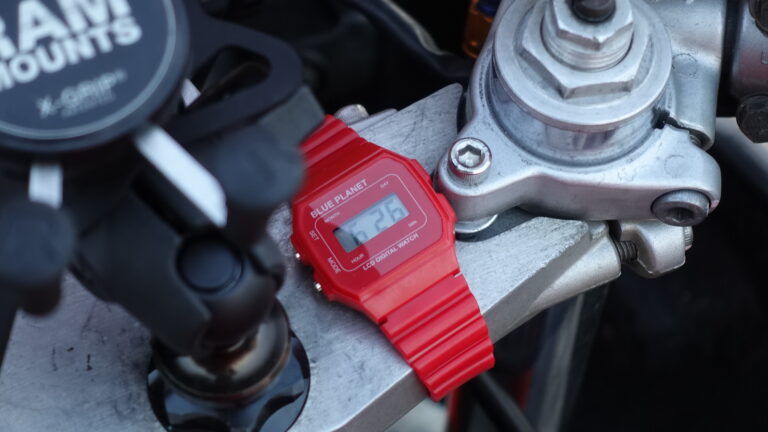 セパハンバイクのトップブリッジにダイソーの100円腕時計を取り付けてみた